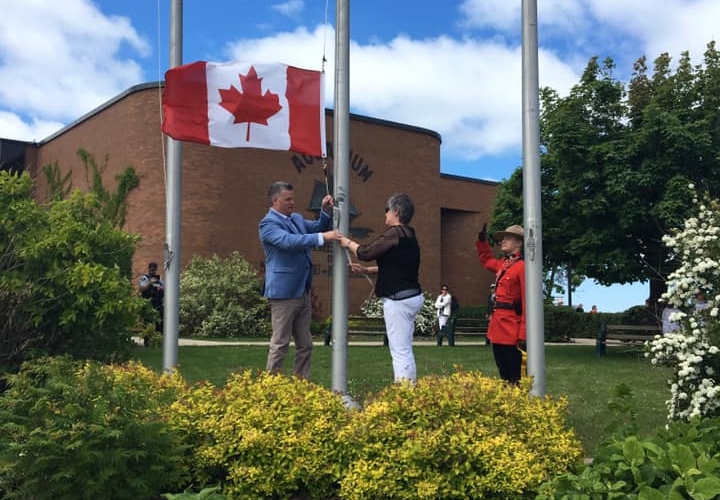 Fete-Canada-leve-Drapeaux